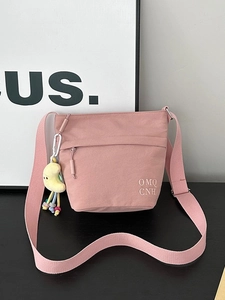 Borsa a secchiello in nylon rosa con tracolla larga e ciondolo a luna in peluche