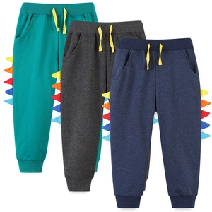 Tres pantalones de deporte para niños con parches 3D de dinosaurios en los lados