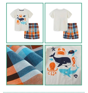 Détails du t-shirt en coton avec animaux marins et texture du short à carreaux