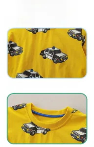 Détail d'un T-shirt en coton jaune avec imprimé voiture de police et col rond côtelé