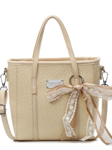 Borsa a secchiello beige con trama intrecciata, doppi manici e fiocco in pizzo