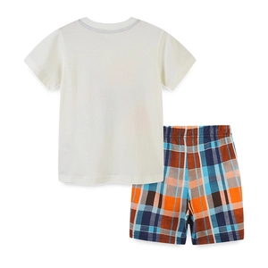 Ensemble d'été pour enfants avec t-shirt blanc à manches courtes et short à carreaux