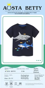 Vue détaillée du t-shirt en coton pour garçon avec motif requin et fiche technique