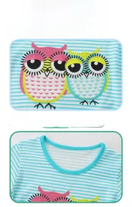 Détails du t-shirt rayé pour enfant avec broderie hibou précise et col rond classique