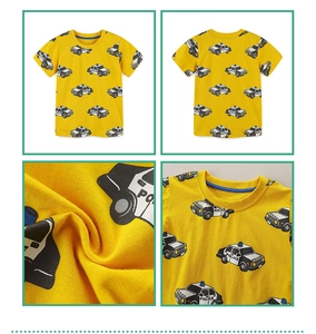 Vues détaillées du t-shirt jaune en coton pour garçon avec motifs de police et col bleu