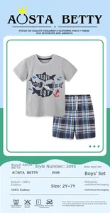 Détail ensemble été garçon en coton avec t-shirt imprimé requin et short à carreaux