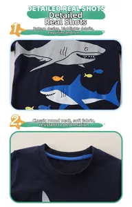Détails de l'imprimé requin et des coutures du col sur t-shirt en coton bleu marine