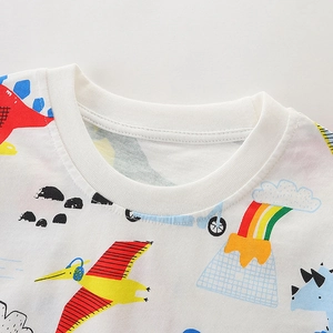 T-shirt bianca a maniche corte da bambino con stampe colorate di dinosauri e arcobaleni