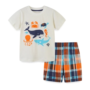 Ensemble d'été enfant t-shirt motifs marins et short à carreaux sur fond blanc