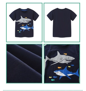 Détails du t-shirt en coton pour garçons avec imprimé requin et texture du tissu