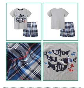 Détail du t-shirt requin en coton gris et du short à carreaux bleu avec cordon serrage