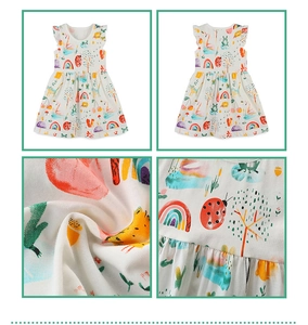 Détail de robe en coton pour fille avec jolis motifs de dessins animés et arc-en-ciel