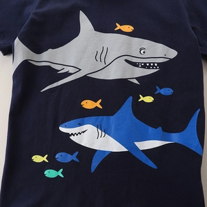 T-shirt pour garçons bleu marine en coton avec imprimés requins et poissons colorés