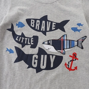 T-shirt gris en coton pour enfants avec imprimé requin et motif ancre