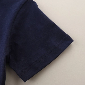 Détail de la manche du t-shirt bleu marine en coton pour garçon avec double couture