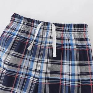 Short pour enfant à carreaux bleu marine et ciel avec taille élastique et cordon blanc