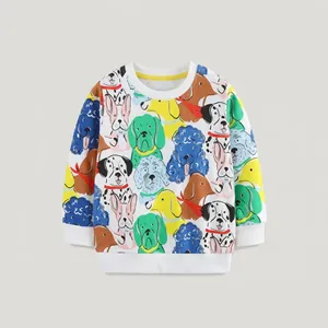 Détail des illustrations de chiens colorés sur le sweat-shirt en coton blanc pour enfant