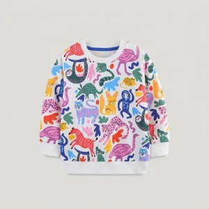 Détail des imprimés animaux colorés sur un t-shirt en coton blanc à manches longues