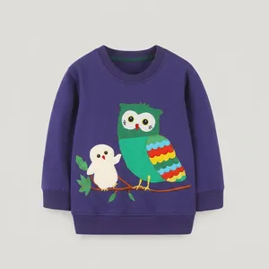 Détail d'un t-shirt enfant en coton violet foncé avec imprimé graphique hibou coloré