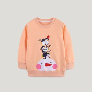 Détail de la broderie pingouin et bonhomme de neige sur un sweat enfant orange