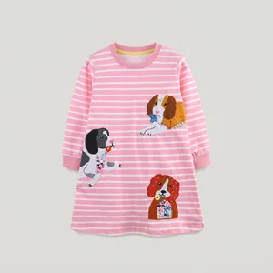 Détail de la robe de fille à rayures roses et blanches avec des imprimés de chiens mignons