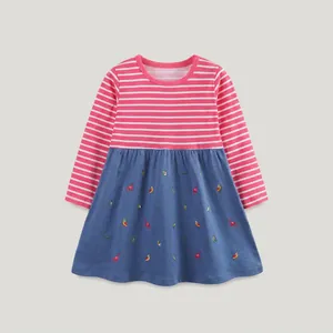Détail de la robe en coton à rayures roses pour fille avec jupe à broderies florales