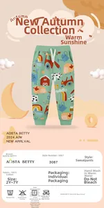 Detailansicht der mintgrünen Baumwollhose mit Cartoon-Bauernhof-Prints und weichem Stoff