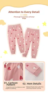 Détail du pantalon de jogging rose pour filles avec motifs de cœurs et chevilles côtelées