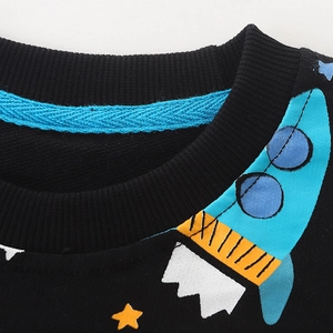 Schwarzes Kinder-Sweatshirt aus Baumwolle mit buntem Raketen-Print und Rundhalsausschnitt