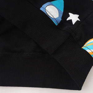 Kinder-Sweatshirt in Schwarz mit Raketen- und Sternprint sowie gerippten Bündchen