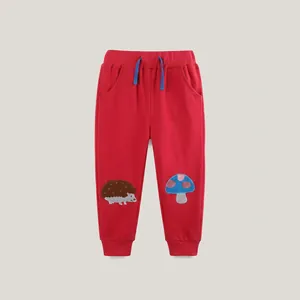 Détail du jogging rouge enfant avec cordon bleu et broderie hérisson et champignon