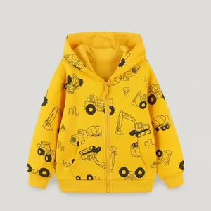 Détail d'un sweat à capuche jaune pour enfant avec imprimé de véhicules de chantier noirs