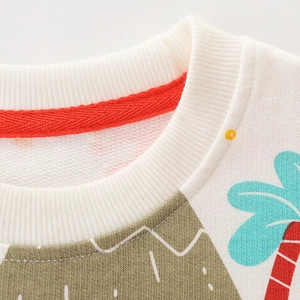 Gros plan du col en maille d'un sweat-shirt enfant ivoire avec motif de dessin animé