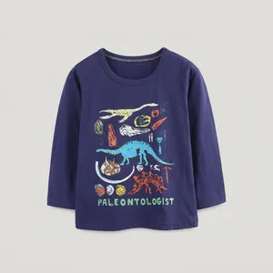 Détail de la broderie dinosaure sur cette robe à manches longues pour fille de style princesse