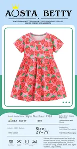 Détail de la robe rose en coton pour fille avec imprimés fraises et une petite poche