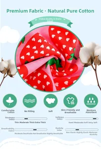 Détail du tissu en coton naturel montrant l'imprimé fraise et la texture respirante