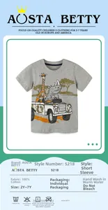 Détail d'un t-shirt gris en coton pour enfant avec girafe et rhinocéros en safari