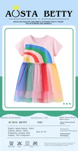 Dettaglio corpetto in cotone con arcobaleno e gonna in tulle colorato per bambine