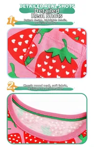 Détails de la poche à imprimé fraise et du col rond sur la robe en coton pour filles