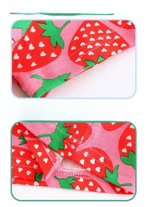 Détail de la couture des manches et de l'ourlet sur la robe en coton à motif fraise