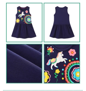 Dettagli dell'abito blu scuro da bambina in cotone con stampa di unicorno e fiori