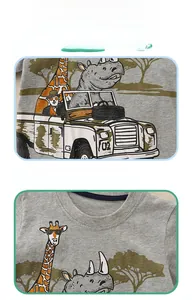 Détail de l'imprimé girafe et rhino sur t-shirt gris en coton doux avec col rond