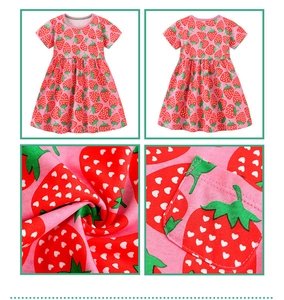 Détails de la robe fille rose en coton avec imprimés fraises cœurs et poches pratiques
