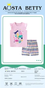 Detailansicht des Mädchen-Baumwoll-Tops mit Dinosaurier-Print und Rüschen am Kragen