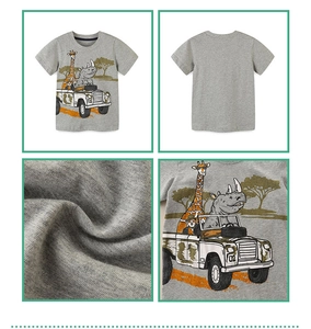 Détail du t-shirt en coton pour enfant avec imprimé girafe et rhinocéros