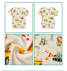 Detailansicht eines Jungen-T-Shirts aus Baumwolle mit bunten Baustellenfahrzeug-Prints