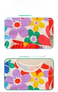 Dettaglio del girocollo e della stampa floreale colorata sull'abito estivo da bambina