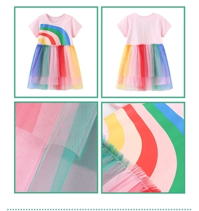 Dettaglio degli strati di tulle arcobaleno e cuciture sottili sull'abito da principessa