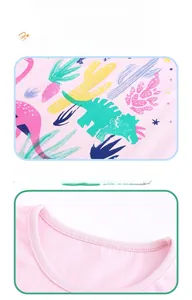 Nahaufnahme von rosa Kinder-Oberteil aus Strickbaumwolle mit buntem Dinosaurier-Druck