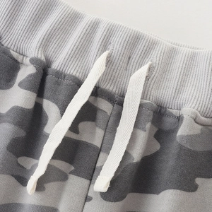 Pantaloni sportivi mimetici per bambini con elastico in vita a coste e coulisse bianca